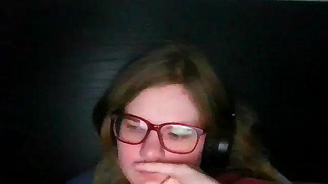 Snapshot of Moonolighta chatting on 11.19.25 Moonolighta online show from 11.19.25