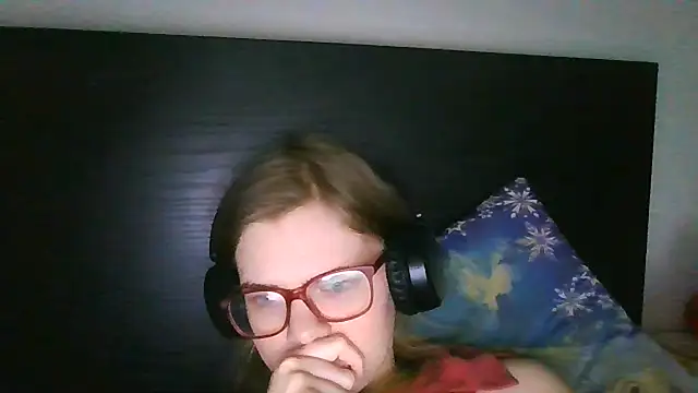 Snapshot of Moonolighta chatting on 12.03.25 Moonolighta online show from 12.03.25