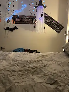 Snapshot of NaughtyLittleLouise chatting on 10.27.25 NaughtyLittleLouise online show from 10.27.25