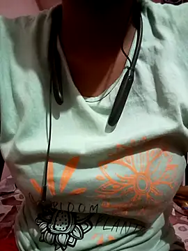 Snapshot of kaviyaponnu0987 chatting on 03.28.26 kaviyaponnu0987 online show from 03.28.26