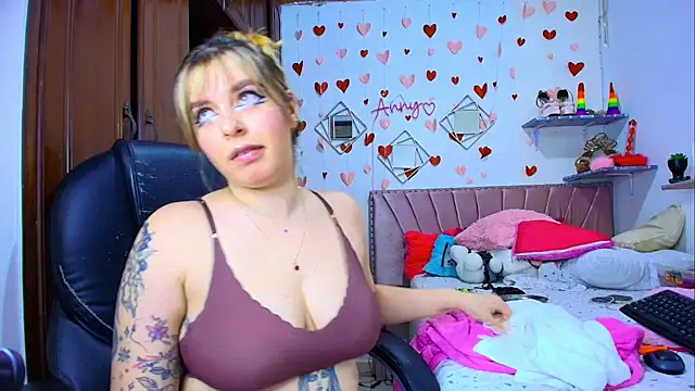 Snapshot of Anny_Hurtado chatting on 11.17.25 Anny Hurtado online show from 11.17.25