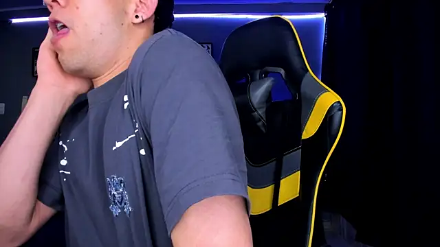 Snapshot of alexgiraldo__ chatting on 09.15.25 alexgiraldo online show from 09.15.25