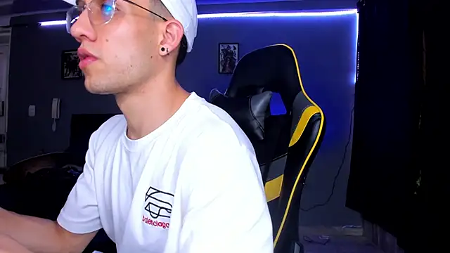 Snapshot of alexgiraldo__ chatting on 09.27.25 alexgiraldo online show from 09.27.25