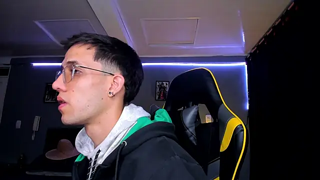 Snapshot of alexgiraldo__ chatting on 09.30.25 alexgiraldo online show from 09.30.25