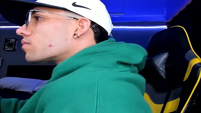 Snapshot of alexgiraldo__ chatting on 10.10.25 alexgiraldo online show from 10.10.25