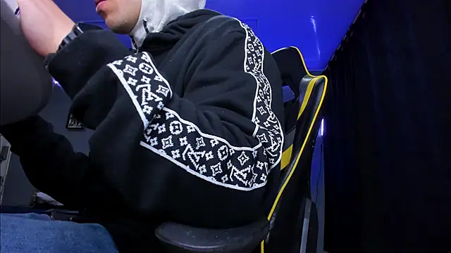 Snapshot of alexgiraldo__ chatting on 10.16.25 alexgiraldo online show from 10.16.25