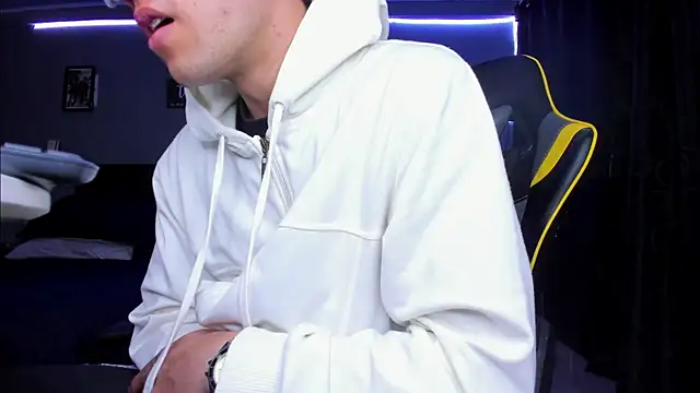 Snapshot of alexgiraldo__ chatting on 10.28.25 alexgiraldo online show from 10.28.25