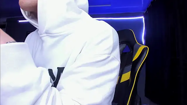 Snapshot of alexgiraldo__ chatting on 10.29.25 alexgiraldo online show from 10.29.25