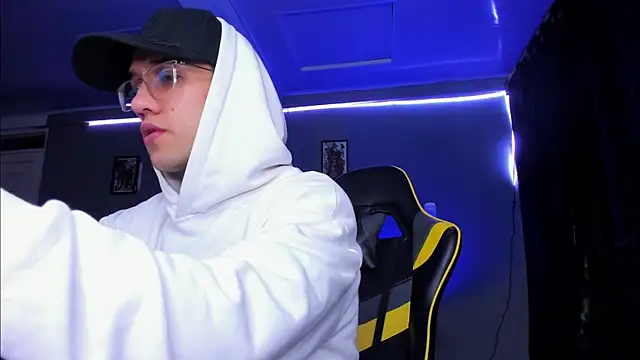 Snapshot of alexgiraldo__ chatting on 10.30.25 alexgiraldo online show from 10.30.25