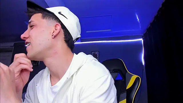 Snapshot of alexgiraldo__ chatting on 11.06.25 alexgiraldo online show from 11.06.25