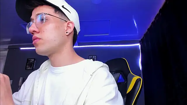 Snapshot of alexgiraldo__ chatting on 11.07.25 alexgiraldo online show from 11.07.25