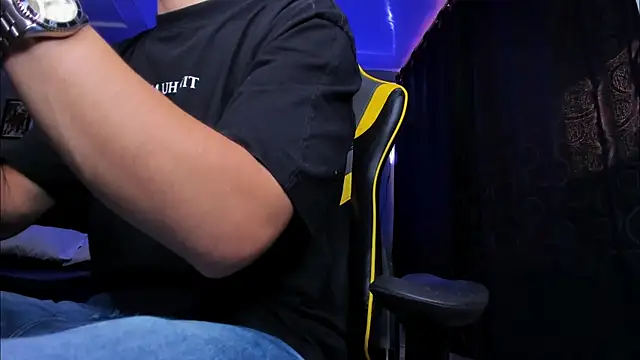 Snapshot of alexgiraldo__ chatting on 11.10.25 alexgiraldo online show from 11.10.25