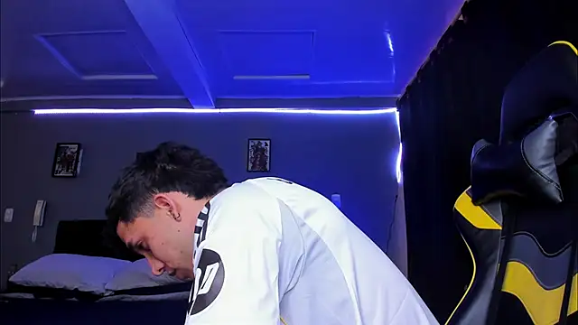 Snapshot of alexgiraldo__ chatting on 11.13.25 alexgiraldo online show from 11.13.25