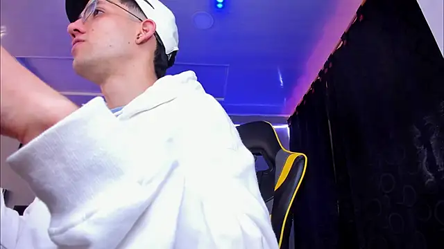 Snapshot of alexgiraldo__ chatting on 11.21.25 alexgiraldo online show from 11.21.25