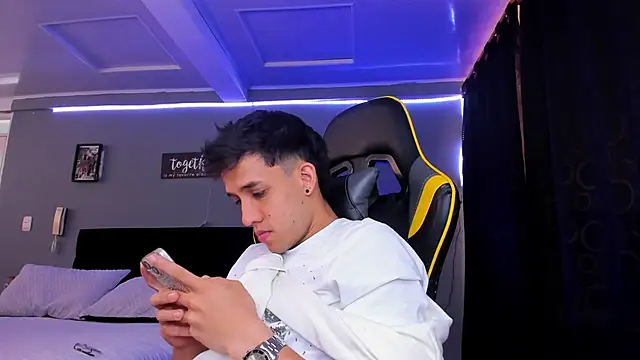 Snapshot of alexgiraldo__ chatting on 11.29.25 alexgiraldo online show from 11.29.25