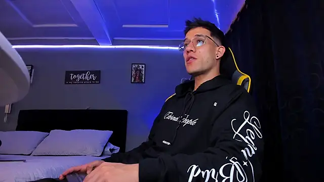 Snapshot of alexgiraldo__ chatting on 12.02.25 alexgiraldo online show from 12.02.25