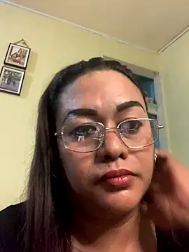 Snapshot of EmmaKantutera chatting on 11.12.25 EmmaKantutera online show from 11.12.25