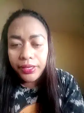 Snapshot of EmmaKantutera chatting on 12.05.25 EmmaKantutera online show from 12.05.25