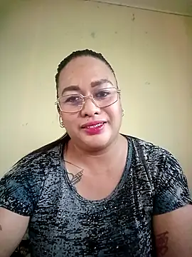 Snapshot of EmmaKantutera chatting on 12.19.25 EmmaKantutera online show from 12.19.25