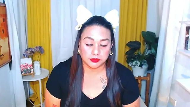 Snapshot of EmmaKantutera chatting on 12.20.25 EmmaKantutera online show from 12.20.25