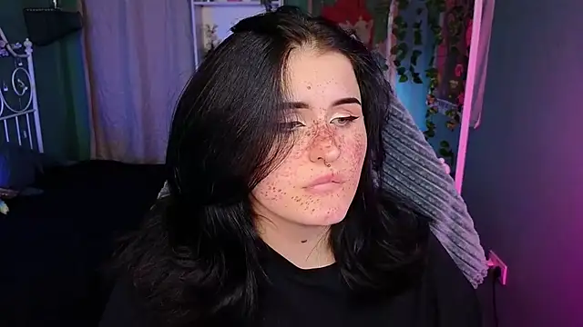 Snapshot of Dark_Shine chatting on 10.18.25 Dark Shine online show from 10.18.25