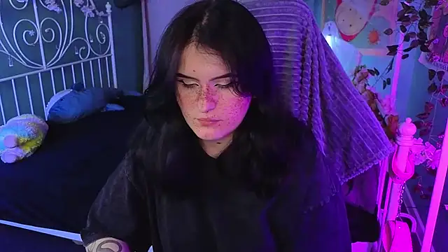 Snapshot of Dark_Shine chatting on 10.28.25 Dark Shine online show from 10.28.25