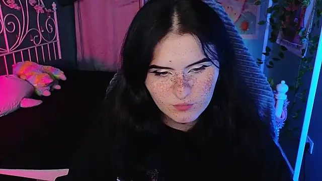 Snapshot of Dark_Shine chatting on 10.29.25 Dark Shine online show from 10.29.25