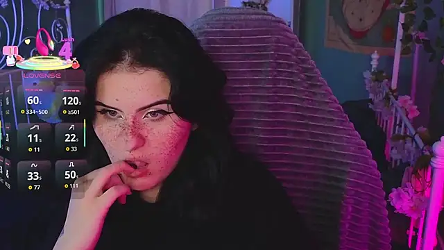 Snapshot of Dark_Shine chatting on 11.15.25 Dark Shine online show from 11.15.25