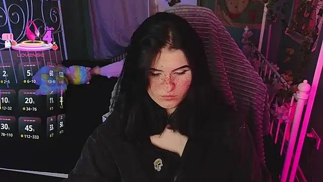 Snapshot of Dark_Shine chatting on 11.18.25 Dark Shine online show from 11.18.25