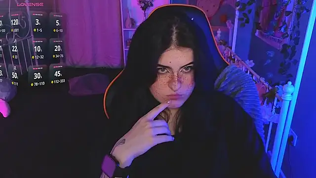 Snapshot of Dark_Shine chatting on 11.26.25 Dark Shine online show from 11.26.25