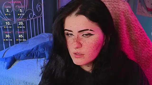 Snapshot of Dark_Shine chatting on 11.28.25 Dark Shine online show from 11.28.25