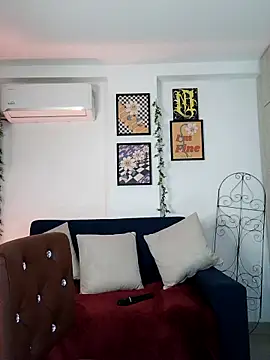 Snapshot of mishelkrave_ chatting on 10.09.25 mishelkrave  online show from 10.09.25