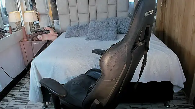 Snapshot of MaddyGray_ chatting on 09.19.25 MaddyGray online show from 09.19.25