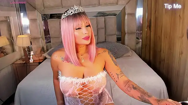 Snapshot of MaddyGray_ chatting on 10.18.25 MaddyGray online show from 10.18.25