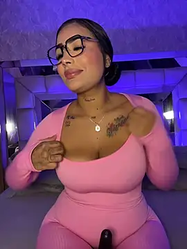 Snapshot of MaddyGray_ chatting on 12.03.25 MaddyGray online show from 12.03.25