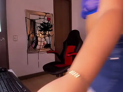 Snapshot of karol_dl chatting on 10.28.25 karol dl online show from 10.28.25