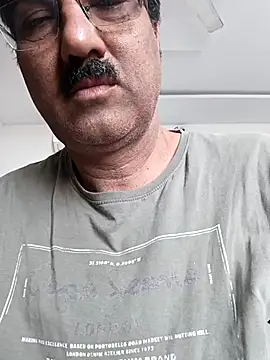 Snapshot of moonflower25 chatting on 12.21.25 moonflower25 online show from 12.21.25