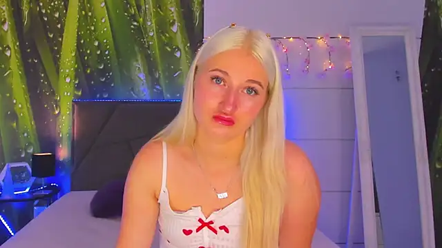 Snapshot of HollyTailors chatting on 10.11.25 HollyTailors online show from 10.11.25