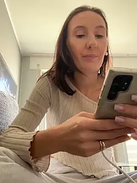 Snapshot of Emilia_Mausi chatting on 10.30.25 Emilia Mausi online show from 10.30.25