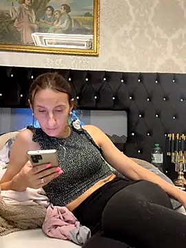 Snapshot of Emilia_Mausi chatting on 11.17.25 Emilia Mausi online show from 11.17.25