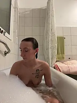 Snapshot of Emilia_Mausi chatting on 12.14.25 Emilia Mausi online show from 12.14.25