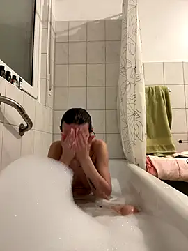 Snapshot of Emilia_Mausi chatting on 12.15.25 Emilia Mausi online show from 12.15.25