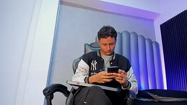  Leohot  online show from 11.05.25