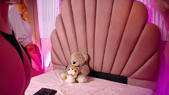 Pink Suni online show from 10.30.25