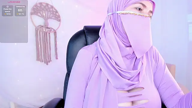 Snapshot of salma_isawwii chatting on 10.21.25 salma isawwii online show from 10.21.25