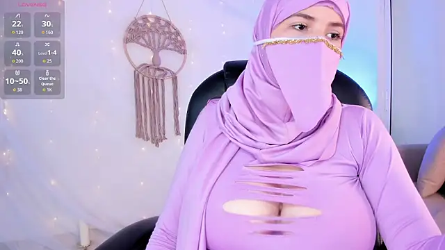 Snapshot of salma_isawwii chatting on 10.25.25 salma isawwii online show from 10.25.25