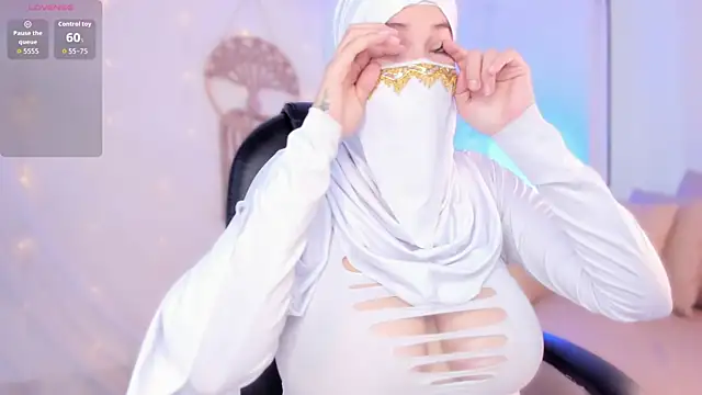 Snapshot of salma_isawwii chatting on 10.26.25 salma isawwii online show from 10.26.25