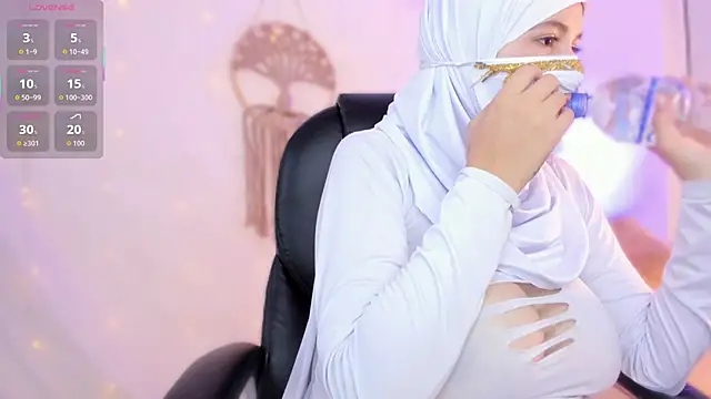 Snapshot of salma_isawwii chatting on 12.17.25 salma isawwii online show from 12.17.25