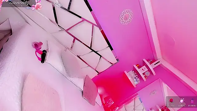 Snapshot of Ariia-janee chatting on 10.22.25 Ariia-janee online show from 10.22.25