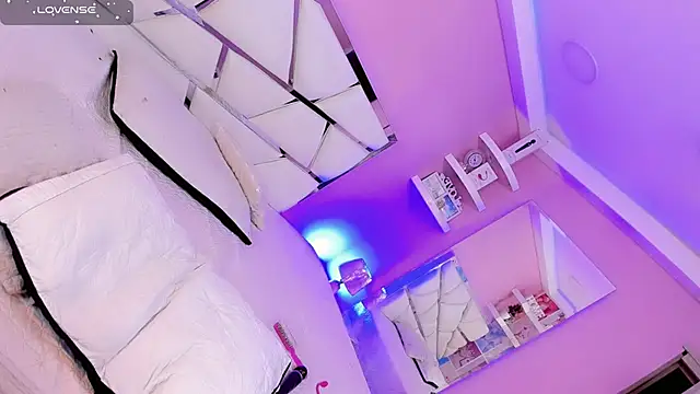 Snapshot of Ariia-janee chatting on 11.26.25 Ariia-janee online show from 11.26.25